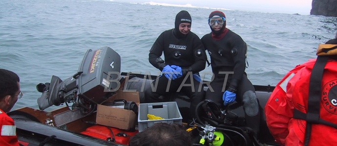 J.A. Moya (izq.) preparándose para realizar una inmersión en aguas del Mar de Bellingshausen en enero de 2003, en compañía de Manuel Ballesteros, malacólogo de la Universitat de Barcelona.  